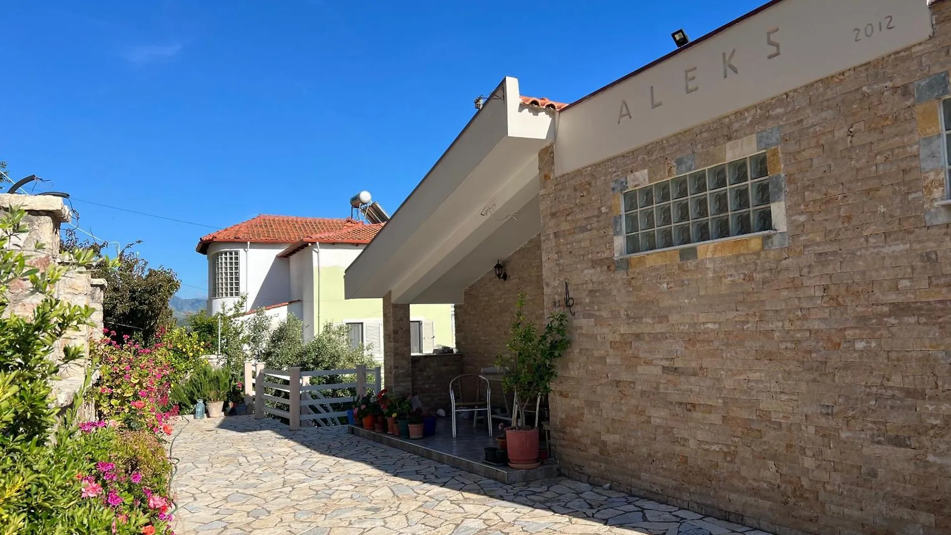 Vila Aleks Vuno 0*,  Albania