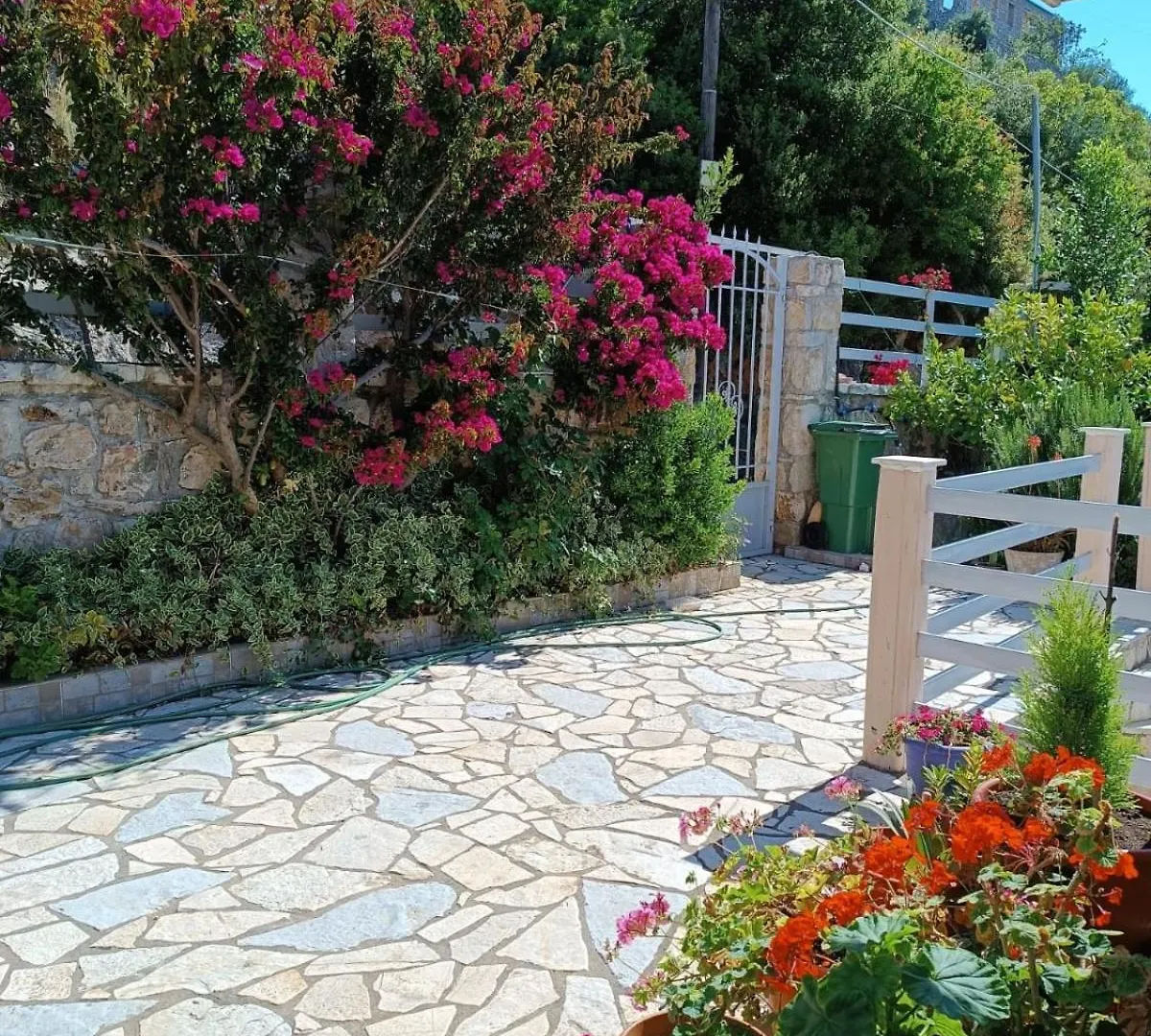Vila Aleks Vuno 0*,  Albania